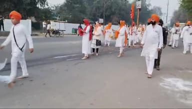 नरसिंहपुर: सिख समाज ने मनाया गुरु नानक देव का 555वां प्रकाश पर्व, कंदेली गुरुद्वारे से स्टेशन गुरुद्वारे तक निकाली गई प्रभात फेरी