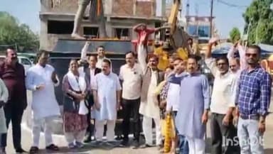 सिंगरौली: कांग्रेसियों ने बिरसा मुंडा की जयंती पर बैढ़न में उनकी मूर्ति पर माल्यार्पण किया