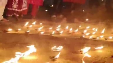 बक्सर: देव दीपावली पर बक्सर के गंगा घाट सवा लाख दीपों से जगमगाए, मां गंगा की हुई भव्य आरती