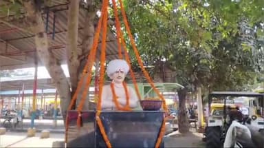 नरसिंहपुर: भगवान बिरसा मुंडा जयंती पर सोमवार बाजार में कार्यक्रम, पूर्व राज्यमंत्री रहे उपस्थित