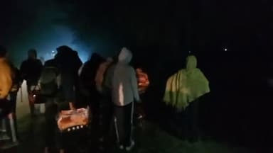 मवाना: मवाना हस्तिनापुर मार्ग पर गुरुवार-शुक्रवार की मध्य रात्रि गंगा से लौटते समय श्रद्धालुओं को लेकर बेल खाई में गिरा