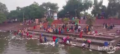 बौंसी: कार्तिक पूर्णिमा पर पापहरनी सरोवर में श्रद्धालुओं ने किया महा स्नान, मधुसूदन मंदिर में पूजा-अर्चना