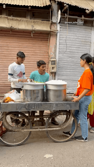 सेठ लोगो की पसंदीदा मिठाई😍
📍Seth Gali,Agra 
 #foamsweet #indiansweet