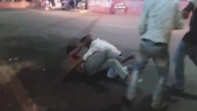 फिरोज़ाबाद: सुभाष चौराहा पुलिस चौकी के पास दो युवकों के बीच सड़क पर हुई मारपीट, वीडियो हुआ वायरल