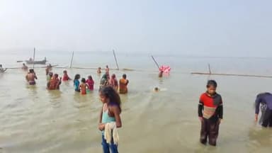 कन्नौज: महादेवी घाट पहुंचे श्रद्धालुओं ने कार्तिक पूर्णिमा के अवसर पर गंगा में लगाई आस्था की डुबकी