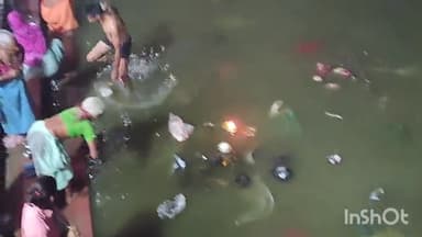 बाह: बटेश्वर में कार्तिक वैकुंठ चौदश पर आस्था की डुबकी, दीपों से जगमगाई यमुना