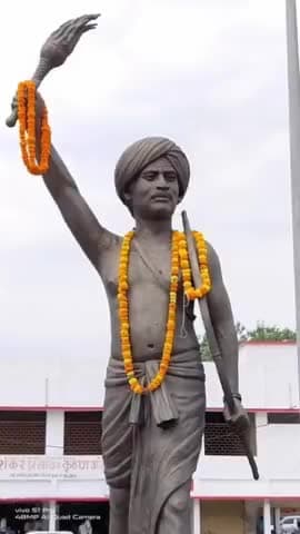 सिंगरौली विधायक ने बिरसा मुंडा जी की प्रतिमा के समक्ष साफ सफाई धुलाई करने के पश्चात माल्यार्पण किया उपस्थित लोगों को विध