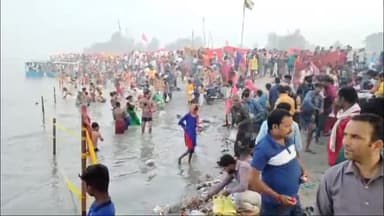 कलान: कार्तिक पूर्णिमा के अवसर पर ढाई घाट पर गंगा स्नान के लिए लोगों ने लगाई आस्था की डुबकी