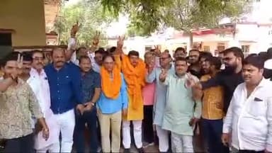 जौनपुर: शनिवार को लोक निर्माण विभाग प्रांतीय खण्ड कार्यालय परिसर में हुई बैठक में दर्जनों पंजीकृत ठेकेदारों ने भाग लिया