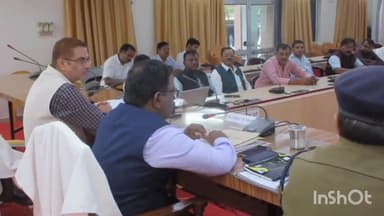 रॉबर्ट्सगंज: कलेक्ट्रेट में आयुक्त विन्ध्यालच मण्डल, मीरजापुर ने राजनीतिक दलों के प्रतिनिधियों के साथ की बैठक