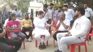 जौनपुर: कब्रुद्दीनपुर गांव पहुंचे पूर्व सांसद धनंजय सिंह ने अनुराग के परिजनों से मुलाकात की, एक लाख रुपए का चेक दिया