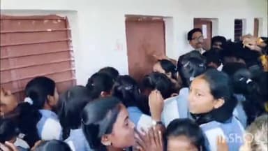 रॉबर्ट्सगंज: रॉबर्ट्सगंज के धुरिया स्थित निजी इंटर कॉलेज में छात्राओं का हंगामा, शौचालय में कैमरा लगाने का आरोप