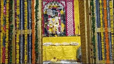 मथुरा: देव दीपावली के अवसर पर मथुरा के जमुना पर हुआ दीपदान, दीपों से जगमगा उठे मंदिर और घाट