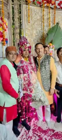 कल फतेहपुर सीकरी समाजवादी पार्टी नगर अध्यक्ष #अफसार_कुरैशी जी के छोटे भाई  की शादी मे कृष्णा वाटिका मे सिरकत की