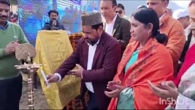 डुंडा: मनेरा स्टेडियम में विधायक सुरेश चौहान ने 60 मीटर दौड़ को हरी झंडी दिखाकर जिला स्तरीय खेल महाकुंभ का किया शुभारंभ