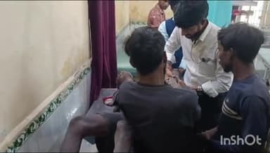 थावे: वृंदावन गांव के पास कार की चपेट में आया बुजुर्ग, सड़क पार करते समय हुआ हादसा, सदर अस्पताल में भर्ती