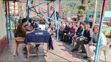 डुंडा: डुंडा चौकी के नव नियुक्त प्रभारी प्रकाश राणा ने डुंडा में ग्राम प्रहरीयों की बैठक ली