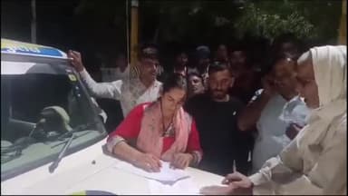 झुंझुनू: नयासार में विवाहिता से मारपीट के बाद परिजनों ने अस्पताल में किया हंगामा, पुलिस पर कार्रवाई नहीं करने का लगाया आरोप