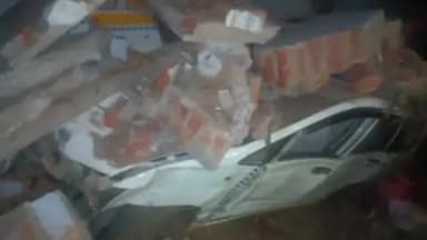 झुंझुनू: ढिगाल गांव के पास हाईवे पर बेकाबू इनोवा ने दीवार तोड़कर एक घर में घुसकर दो लोगों को किया घायल