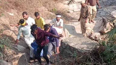 ओबरा: चोपन थाना क्षेत्र अंतर्गत मारकुंडी घाटी में अनियंत्रित होकर खाई में गिरी डीसीएम ट्रक, चालक की मौके पर हुई मौत