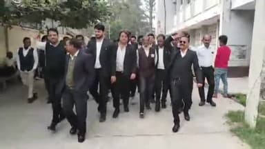 रामपुर: सोमवार को कलेक्ट्रेट में बार एसोसिएशन ने गाज़ियाबाद की घटना के विरोध में प्रदर्शन किया