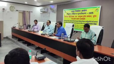 खगड़िया: कमिश्नर ने कलेक्ट्रेट सभाकक्ष में बैठक की, विशेष संक्षिप्त पुनरीक्षण कार्यक्रम और बूथ का निरीक्षण किया