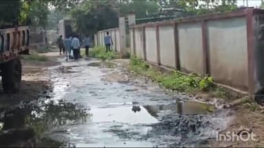 पेटलावद: शासकीय हाई स्कूल बोडायता के बाहर गंदगी साफ करते दिखे स्कूली बच्चे, प्रभारी प्राचार्य ने कहा- मुझे जानकारी नहीं है