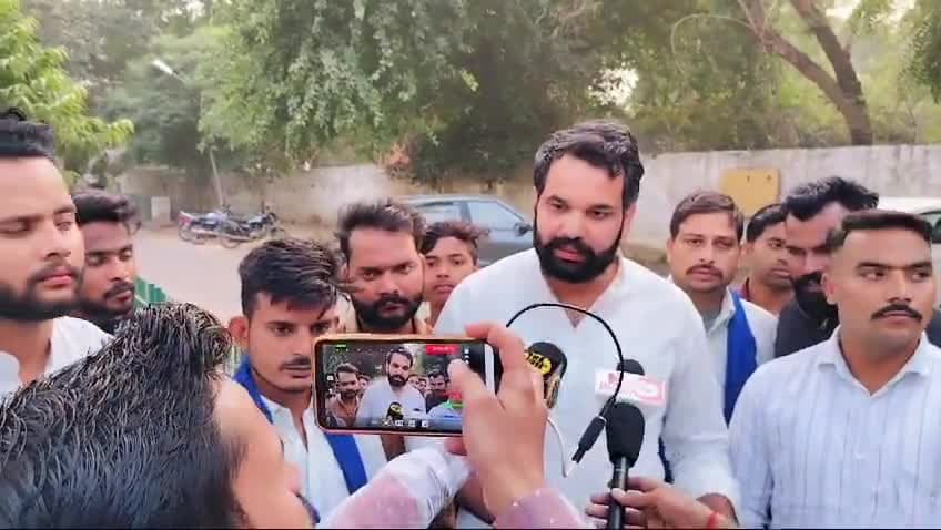 ग्वालियर में सी एस पी के माध्यम से पुलिस महानिदेशक जी को ज्ञापन दिया गया


            #स्वतंत्र_पाराशर