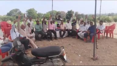 छोटीसादड़ी: छोटीसादड़ी में रेलवे भूमि के मुआवजे की मांग को लेकर किसानों का धरना चौथे दिन भी जारी रहा