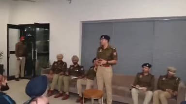 ਡੇਰਾਬਸੀ: ਐਸਐਸਪੀ ਮੋਹਾਲੀ ਦੀਪਕ ਪਾਰਿਕ ਵੱਲੋਂ ਜ਼ੀਰਕਪੁਰ ਦੀ ਇੱਕ ਸੁਸਾਇਟੀ ਵਿੱਚ ਜਾ ਕੇ ਲੋਕਾਂ ਦੀਆਂ ਸਮੱਸਿਆਵਾਂ ਸੁਣੀ ਗਈ