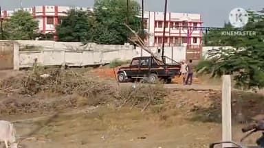 खुरई: बायपास रोड पर मॉडल स्कूल के पास अतिक्रमण का बोलबाला, कुछ साड़ी बांधकर तो कुछ बल्लियां गाड़कर कर रहे अतिक्रमण