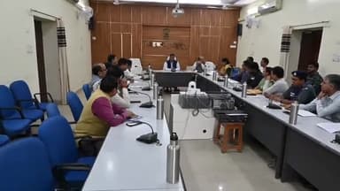 झुंझुनू: पंजाब-हरियाणा में पराली जलाने से प्रदूषण पर जिला प्रशासन हुआ अलर्ट, जिला कलेक्टर ने अधिकारियों की बैठक ली