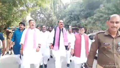 मिर्ज़ापुर: स्ट्रांग रूम में 36 ईवीएम रखे हैं, जिनमें भाजपा के मत पड़े हैं, सपा ने डीएम को सौंपा पत्र