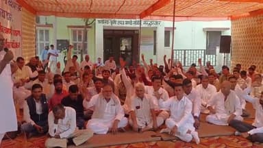 सरदारशहर: कृषि उपज मण्डी में व्यापारियों ने अपनी मांगों को लेकर नीलामी कार्य का बहिष्कार कर धरना प्रदर्शन किया