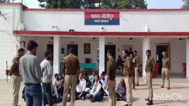 मिहींपुरवा: मिहींपुरवा तहसील में लेखपाल के खिलाफ दर्ज केस के विरोध में थाने में धरने पर बैठे राजस्व कर्मी