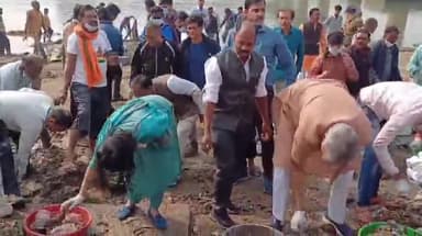 नरसिंहपुर: विश्व शौचालय दिवस पर कैबिनेट मंत्री प्रह्लाद सिंह पटेल ने मां नर्मदा के बरमान घाट पर चलाया सफाई अभियान