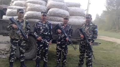 कुरसाकांटा: SSB लैलोखर के जवानों ने पोखर भिंडा से 125 बोरी लहसुन किया जब्त, तस्कर अंधेरे का फायदा उठाकर फरार