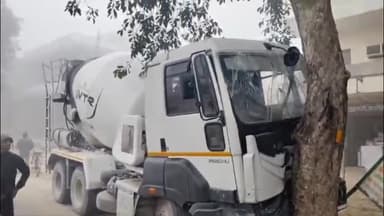 मवाना: मंगलवार को हस्तिनापुर के उधम सिंह चौक पर कोहरे के चलते सड़क निर्माण मिक्सर वाहन पेड़ से टकराया, चालक घायल