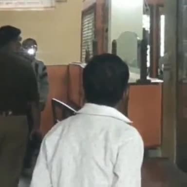 नरवल: महाराजपुर थाना क्षेत्र सरसौल स्थित बडौदा यूपी बैंक में चोरों ने ग्रिल काटकर किया प्रवेश, कैश काउंटर तोड़ने में रहे असफल