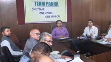 गुनौर: 'हमारा शौचालय हमारा सम्मान' अभियान: कलेक्टर ने क्रियान्वयन पर ली बैठक