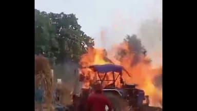 जयसिंहनगर: मलौटी में धान गाहाई के दौरान ट्रैक्टर में लगी भीषण आग, धान जलकर राख हो गया
