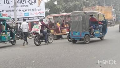 बिजनौर: बिजनौर में थाने के नजदीक कार की टक्कर से ई-रिक्शा पलटी, एक महिला घायल