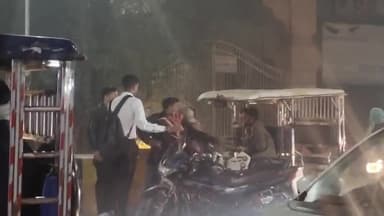 मथुरा: बीएसए रोड पर शराब पीकर ई-रिक्शा चालक ने बाइक में मारी टक्कर, बाइक सवार ने चालक की पिटाई की, राहगीरों ने मामला कराया शांत