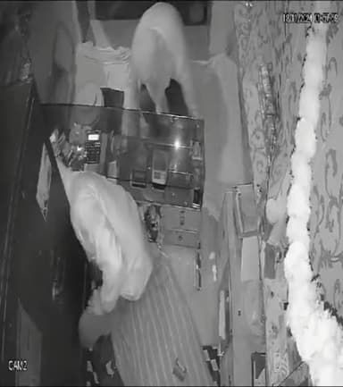 देवरिया के गौरीबाजार कस्बे में चोरों ने दुकान का ताला तोड़कर तिजोरी चुराई..तिजोरी में रखे थे लाखों रुपए के गहने , चोरी की वारदात CCTV कैमरे में कैद