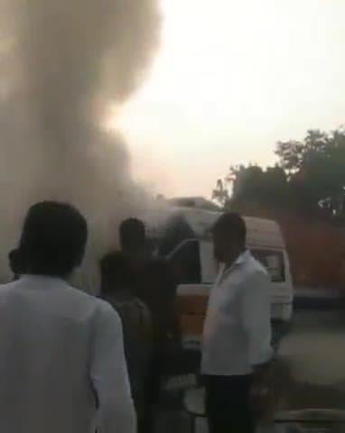 सरोजनी नगर: ट्रांसपोर्ट नगर में खड़ी एंबुलेंस में अचानक लगी आग