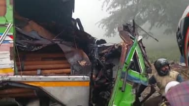 रामपुर: मोहनपुरा गांव के पास ट्रक ने गन्ने से लदी ट्रैक्टर ट्राली को मारी टक्कर, ट्रक चालक फरार, ट्रक परिचालक की हुई मौत