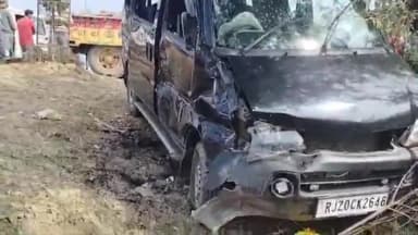 पीपलदा: इटावा कस्बे में बाइपास रोड पर पत्थर से भरे ट्रैक्टर-ट्रॉली ने स्कूल वैन को मारी टक्कर, दो बच्चे चोटिल, उपचार जारी