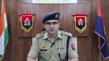 मुगलसराय: जिले में कानून व्यवस्था के दृष्टिगत एसपी ने दो इंस्पेक्टर और ग्यारह एसआई का किया स्थानांतरण