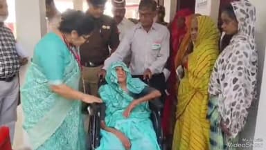 मिर्ज़ापुर: बरैनी प्राथमिक विद्यालय बूथ पर व्हीलचेयर पर बैठकर मतदान करने पहुंची 96 वर्षीय वृद्ध महिला की जिलाधिकारी ने की सराहना