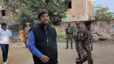 कांके: रांची के नामकुम में उपायुक्त वरुण रंजन ने विभिन्न मतदान केंद्रों का किया निरीक्षण